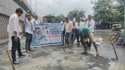 Thane News : नागरिकांच्या समस्येवर प्रशासनाने दखल घ्यायलाच हवी; घोडबंदरमध्ये शरद पवार गटाचे आंदोलन
