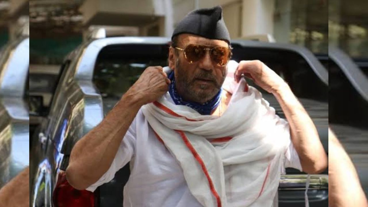 अनेक बॉलीवूड कलाकार असे आहेत जे आज नावारुपाला आले असले तरी ते करियरच्या सुरुवातीला चाळीत राहायचे. अभिनेता जॅकी श्रॉफ यांनी त्यांच्या एका मुलाखतीत सांगितलं की, करियरच्या सुरुवातीच्या काळात ते मुंबईतल्या 10 बाय 10 च्या घरात राहत होते. 