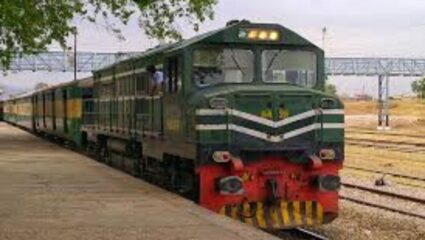 पाकिस्तानच्या Jaffar Express मध्ये बॉम्ब ब्लास्ट, ट्रेनचे 6 डबे रूळावरून घसरले