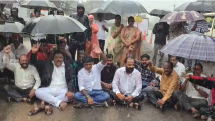 Raigad News : भर पावसात रास्तारोको ; साळाव–तळेखार महामार्गाच्या दुरावस्थेवर नागरिकांचा जनआक्रोश