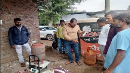 कराडमध्ये रिक्षात चक्क घरगुती गॅस भरला; पोलिसांनी दोघांवर केली मोठी कारवाई