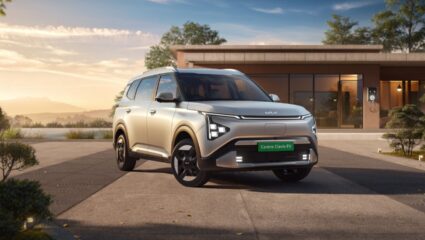 Kia Carens Clavis आणि त्याच्या EV व्हर्जनला ग्राहकांची पसंती, २१,००० बुकिंगचा टप्पा केला पार