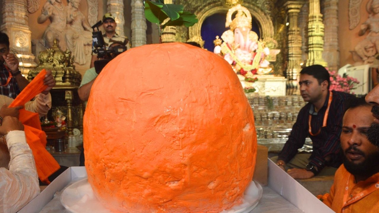 पुण्यातील दगडूशेठ हलवाई गणपती बाप्पाचे फक्त देशाच्या कानाकोपऱ्यामध्ये आहेत. गणेशोत्सवाच्या काळामध्ये भक्तगण मोठ्या प्रमाणामध्ये देणगी आणि प्रसाद अर्पण करतात. 
