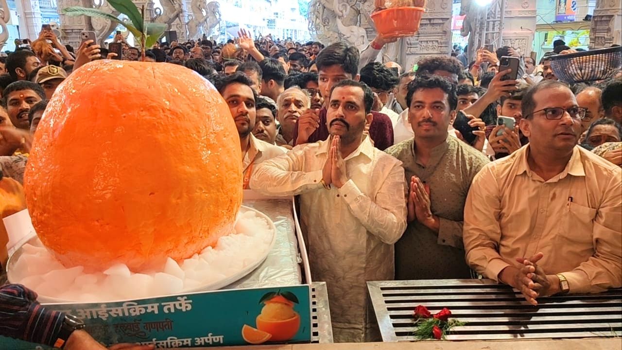 श्रीमंत दगडूशेठ हलवाई सार्वजनिक गणपती ट्रस्ट, सुवर्णयुग तरुण मंडळाच्या वतीने यंदा १३३ व्या वर्षी गणेशोत्सव साजरा करण्यात येत असून त्या १३३ वर्षपूर्तीनिमित्त १३३ लिटर आईस्क्रीमचा नैवेद्य किगा आईस्क्रीम च्या वतीने दाखविण्यात आला. 