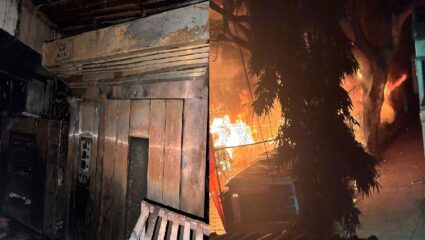 पुण्यातील कोथरूडमध्ये गोल्डन बेकरीला आग, लाखो रुपयांचे नुकसान; अडकलेल्या कामगारांची सुटका