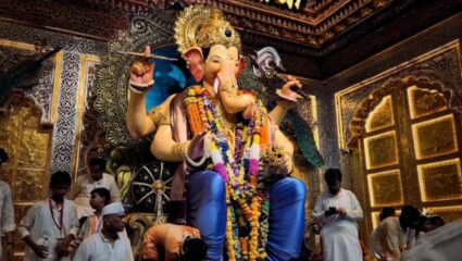 Lalbaugcha Raja ची दानपेटी उघडली अन् सर्वच झाले थक्क! कोणी दिले डॉलर्स, तर कोणी कोट्यवधी रुपयांचा…