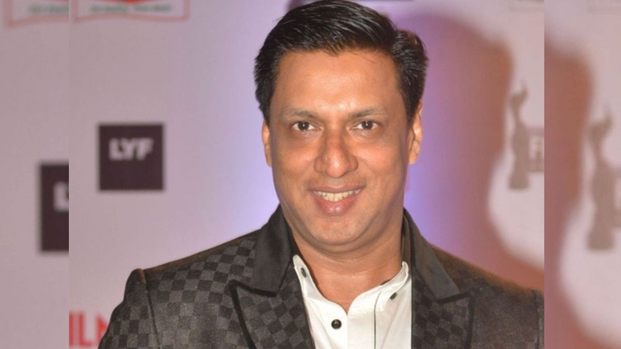 बॉलीवूडचा नावाजलेला दिग्ददर्शक मधुर भांडारकर हे देखील आधी चाळीत राहत होते. 