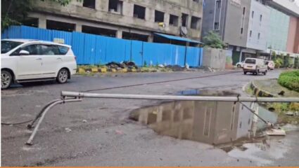 Navi Mumbai : MIDC परिसरात रस्त्यावर कोळसळा विजेचा खांब; नागरिकांच्या जीवाला धोका, पालिकेचा हलगर्जीपणा
