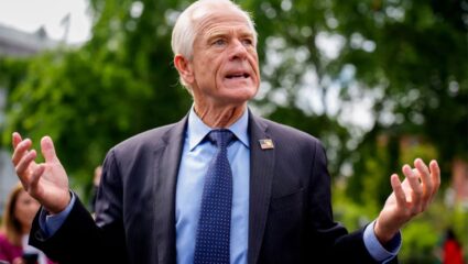 Peter Navarro: रशियन तेल व्यवहारावर अमेरिकेचा मोठा झटका; भारतावर ‘महाराजा कर’ ५० टक्क्यांवर