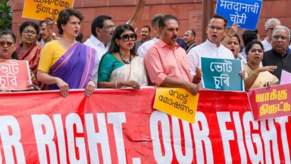 LiveUnstoppable: पोलिसांनी मोर्चा अडवला,राहुल, प्रियांका गांधींसह खासदारांना ताब्यात घेतले…; दिल्लीत राजकारण तापणार