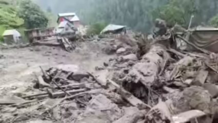 Cloudburst in Kishtwar: किश्तवाडमध्ये आभाळ फाटलं; आतापर्यंत ४जणांचा मृत्यूची नोंद, आकडा वाढण्याची शक्यता