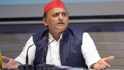 Akhilesh Yadav News: ही घ्या पोचपावती…! आरोप प्रत्यारोपांनंतर अखिलेश यादवांनी आयोगाला थेट पुरावेच दाखवले