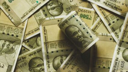 तुम्हीही घरात लाखोंची कॅश ठेवताय का; घरात रोख रक्कम ठेवण्याचे काय आहेत नियम?