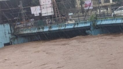 Mumbai Rain Update : मिठी नदीला पूराचा धोका, NDRF दाखल, नागरिकांचंही स्थलांतर