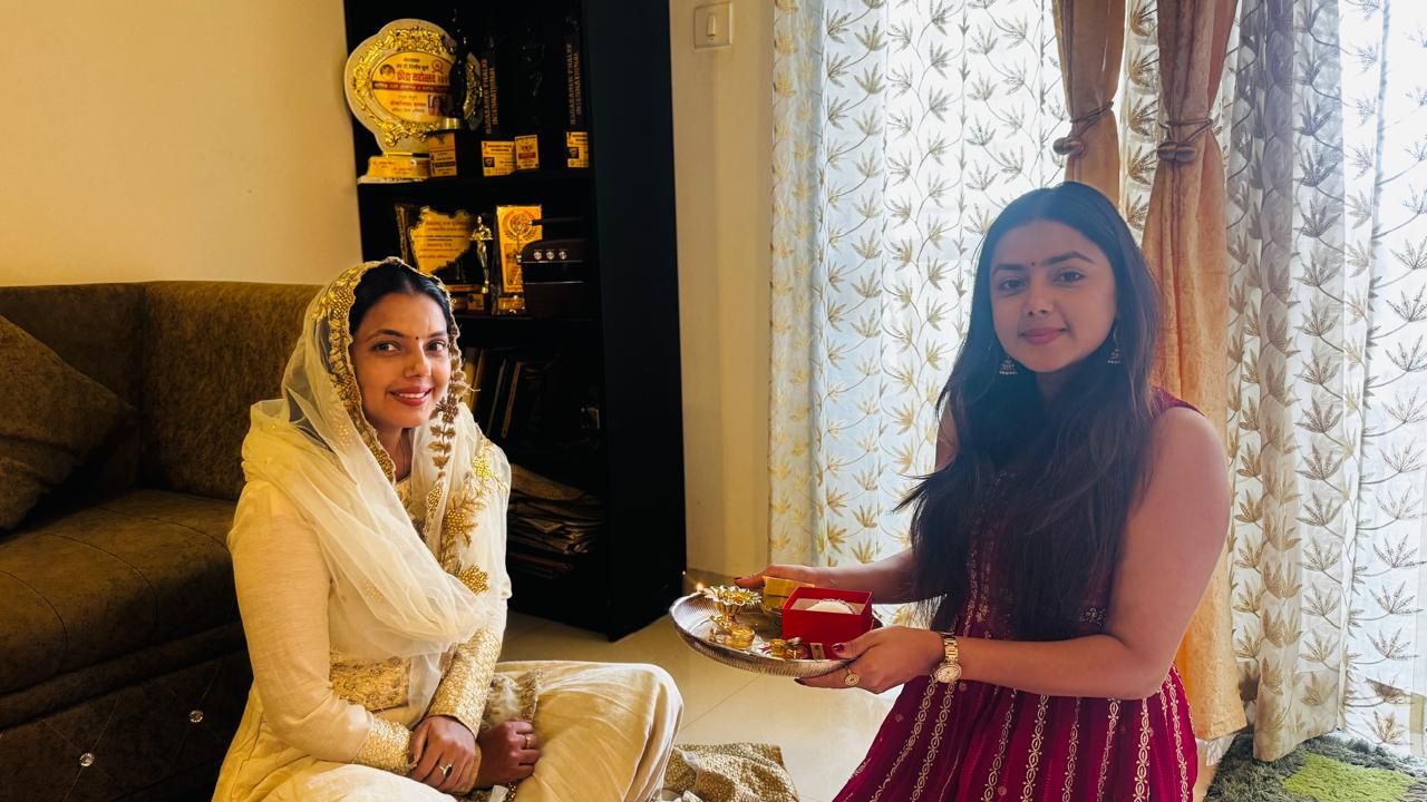 सिनेसृष्टीत वावरत असताना व खऱ्या आयुष्यातही या दोघी बहिणी एकमेकींच्या पाठीशी अगदी खंबीरपणे उभ्या असतात. अश्विनी आणि मोनालिसा यांनीही त्यांचे यंदाचं हे रक्षाबंधन अगदी थाटामाटात साजरे केले