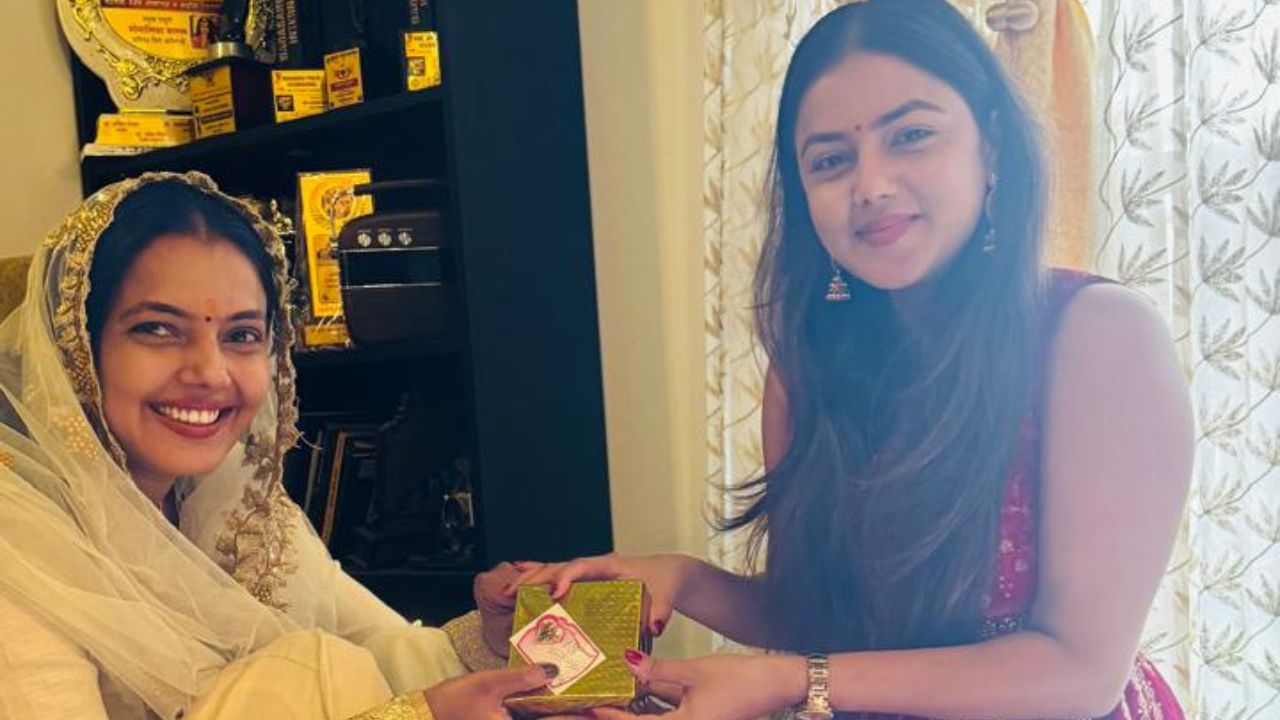 पारंपरिक लुकमध्ये दोघींनी हा सण अगदी थाटामाटात साजरा केला. राखी बांधत त्यांनी एकमेकींना रक्षणाच वचन दिलं