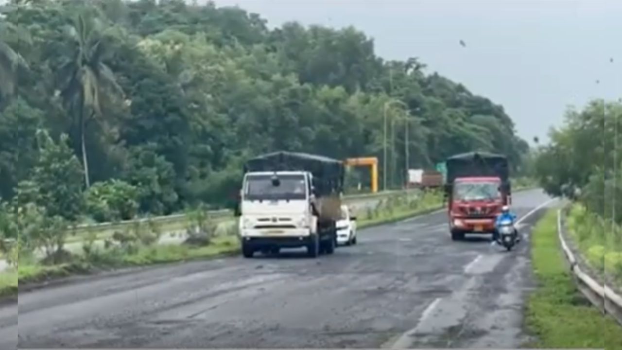 Sindhudurg When Will The Potholes On The Highway Be Filled Shiv Senas Roadblock At Humarmala
