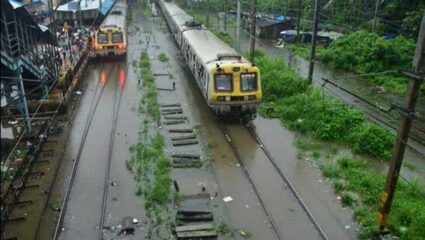 Mumbai Rains Local Train Updates : मुंबईत पावसाचा हाहा:कार; मध्य आणि हार्बरची लोकल सेवा ठप्प