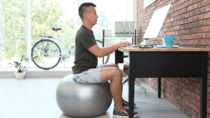 ऑफिसमध्ये बसून लागलेय पाठीची वाट? टेन्शन नॉट! ‘या’ व्यायामांना करा स्टार्ट