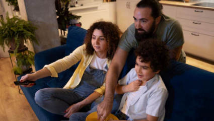 ‘नेटफ्लिक्स पेरेंट्स’ OTTच्या नव्या युगातील कुटुंबीयांची नवीन ओळख; याचा नक्की अर्थ काय? जाणून घ्या