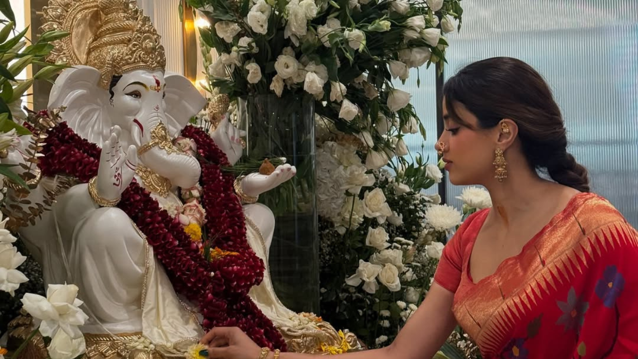 अभिनेत्रीने कॅप्शनमध्ये 'गणपती बाप्पा मोरया' असा जयघोष नमूद केला आहे. 