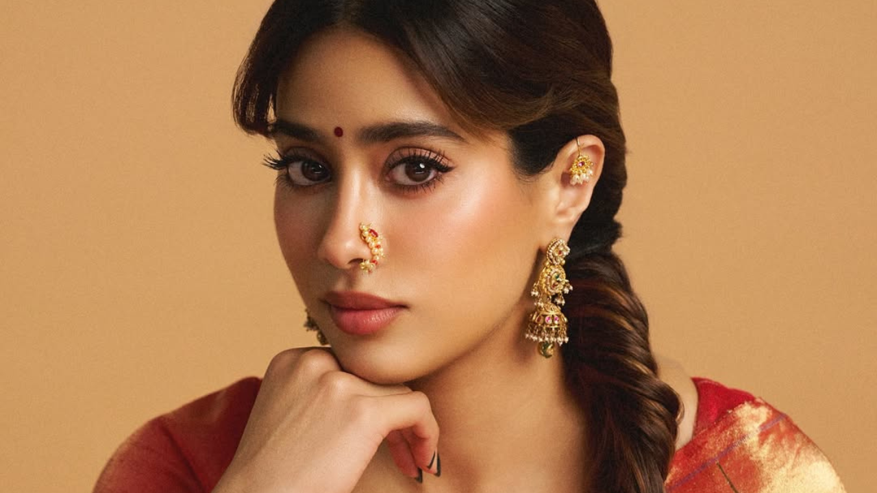 जान्हवीने तिच्या सोशल मीडियावर बाप्पासह काही क्षण शेअर केले आहेत. हे एकाच ठिकाणचे क्षण नसून काह घरातील तर काही बाहेरील आहेत. 