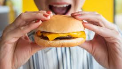 पिझ्झा-बर्गर खाल्लात? पण ते पचवण्यासाठी चालले तर पाहिजेच! पण किती? जाणून घ्या