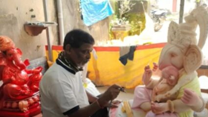 Karjat News : 75 वर्षांची परंपरा लाभलेला नेरळमधील प्रसिद्ध गणेशमूर्ती कारखाना