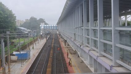 Karjat News : नेरळ स्थानकातील विकासकामाला कासवाचा वेग; दिरंगाईमुळे प्रवाशांनी व्यक्त केली खंत