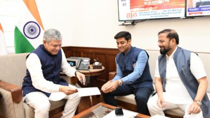 यंदा गणेशोत्सवासाठी ३६६ विशेष गाड्या सोडण्याचा निर्णय! श्रीकांत शिंदे आणि नरेश म्हस्के यांनी मानले रेल्वे मंत्र्यांचे आभार
