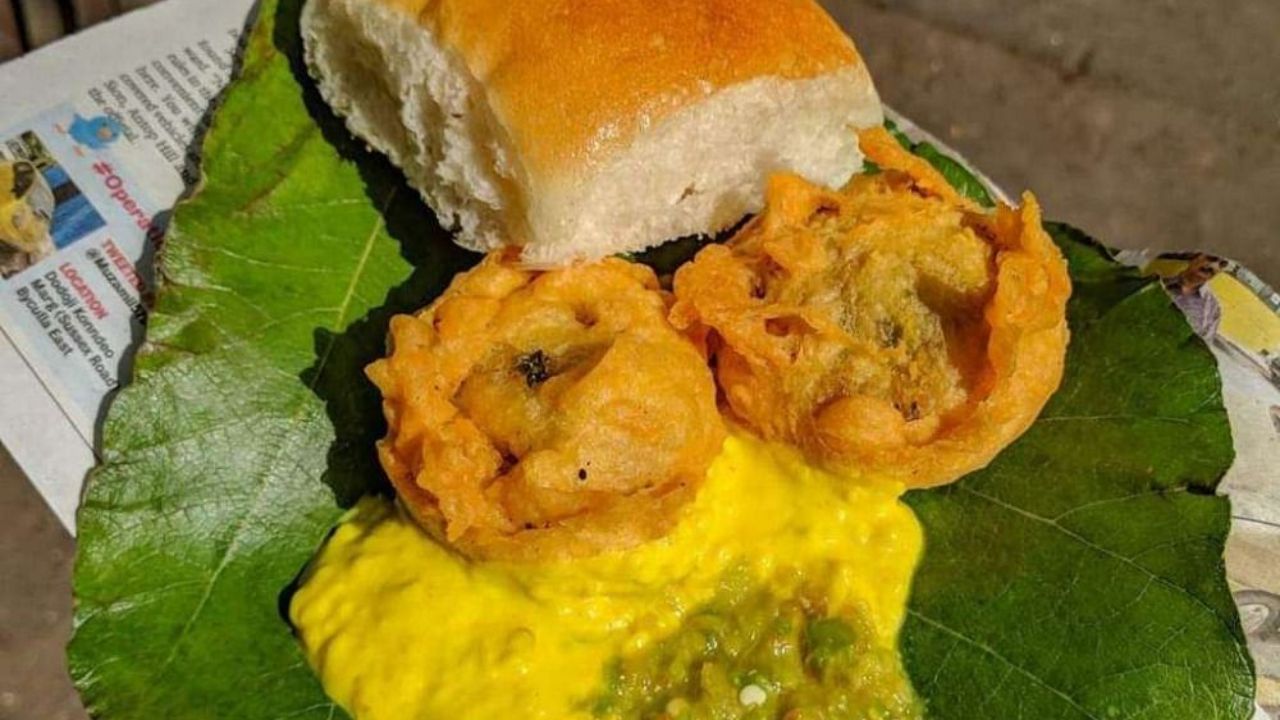 ठाण्यातच वसलेला गजानन वडापाव आपल्या खास चटणीसाठी खास करून ओळखला जातो. हा वडापाव मिरचीचा खर्डा आणि बेसनाच्या चटणीसह हा सर्व्ह केला जातो 
