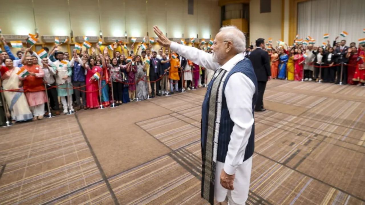 दरम्यान जपानमध्ये पंतप्रधान मोदी यांनी भारतीय वंशाच्या लोकांचीही भेट घेतली. त्यांच्या या भेटीचे फोटोज सोशल मिडियावर शेअर करण्यात आले आहेत