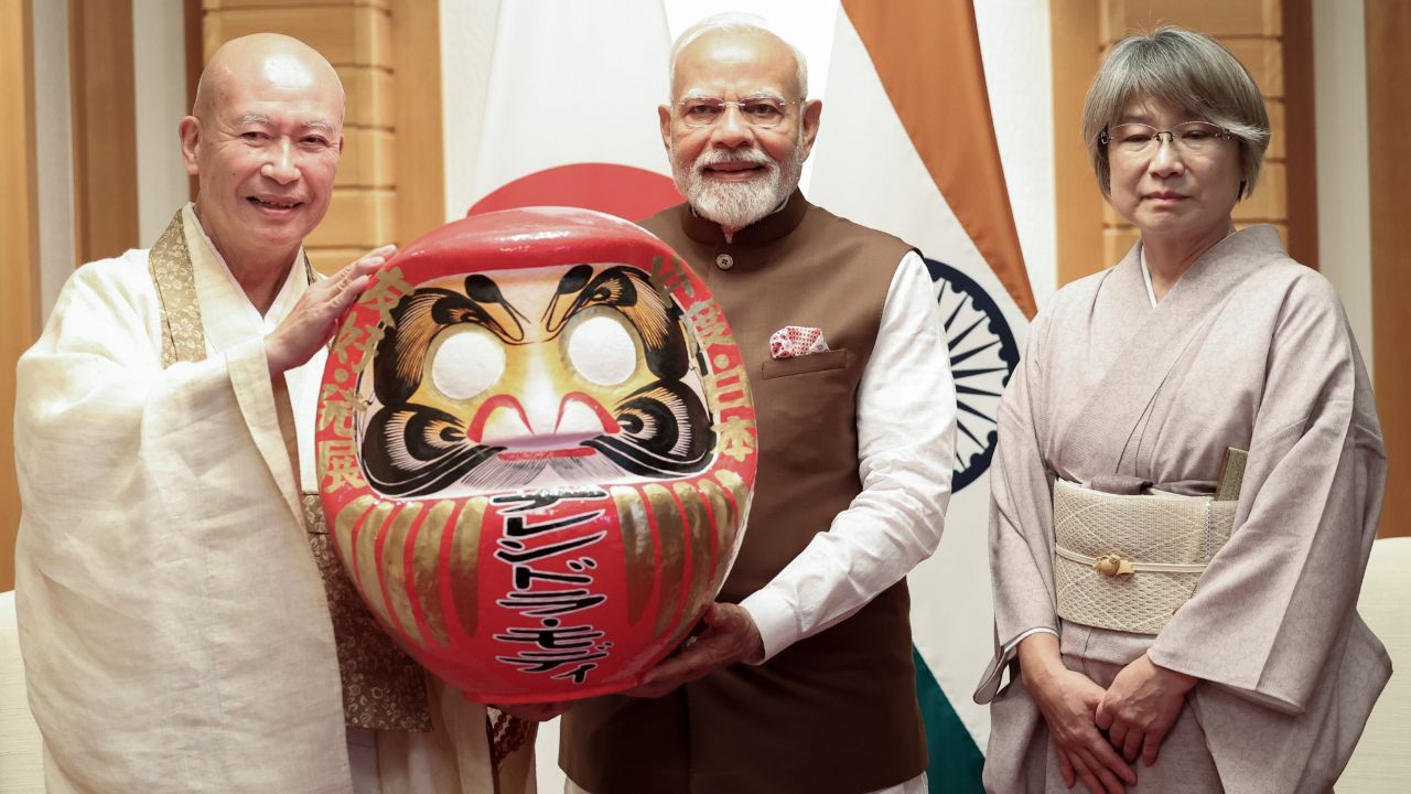 जपानमध्ये का फेमस आहे दारुमा डॉल? पंतप्रधान मोदींना देण्यात आली आहे भेट; शुभ-अशुभ नक्की कशासाठी होतो या बाहुलीचा वापर...