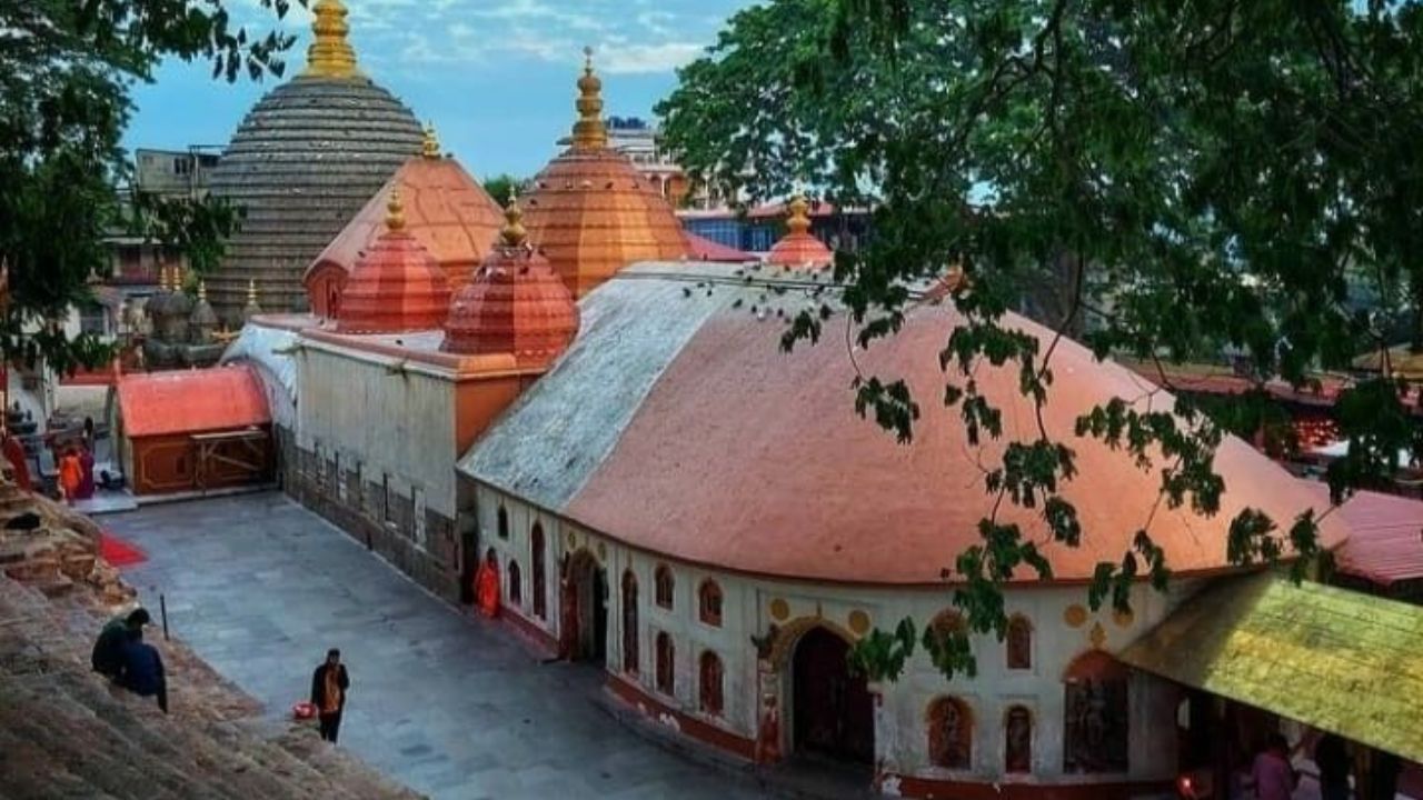 सर्वात जुन्या शक्तीपिठांपैकी असलेले कामाख्या मंदिर देवी सतीला समर्पित आहे. हे मंदिर आसाममधील गुवाहाटी येथे नीलांचल पर्वतावर वसले असून इथे देवीला बकरीचे मांस अर्पण केले जाते, जे नंतर प्रसाद म्हणून वाटले जाते. 
