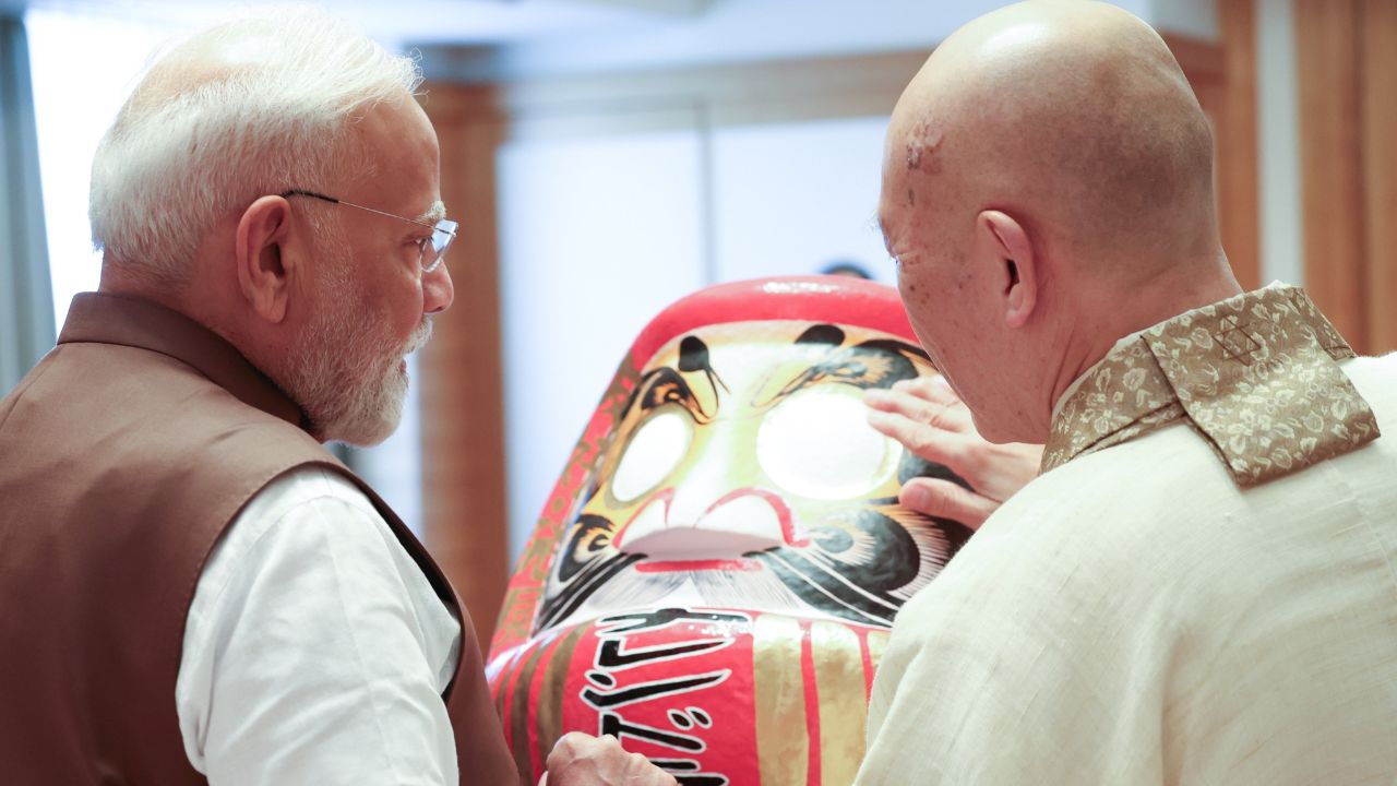 तुम्हाला जाणून आश्चर्य वाटेल पण या डाॅलचा संबंध भारताशी जोडलेला आहे कारण दारुना परंपरा फक्त जपानमध्येच नाही तर तामिळनाडूतील कांचीपुरम येथाल भिक्षू बोधिधर्म यांच्या वारशावर आधारित आहे, ज्यांना जपानमध्ये दारुमा दैशी म्हणून ओळखले जाते. ते एक हजार वर्षांपूर्वी जपानमध्ये आले होते असे म्हटले जाते
