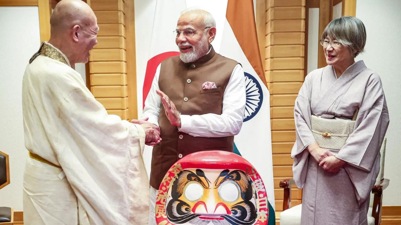 याचवेळी पंतप्रधान मोदींना जपानचे पुजारी  रेव्हरंड सेइशी हिरोसे यांच्याकडून त्यांना दारुमा डाॅल भेट देण्यात आली. माहितीनुसार, ही डाॅल एक साधीसुधी डाॅल नसून ती जपानी संस्कृतीत नशीब आणि साैभाग्याचे प्रतीक मानले जाते
