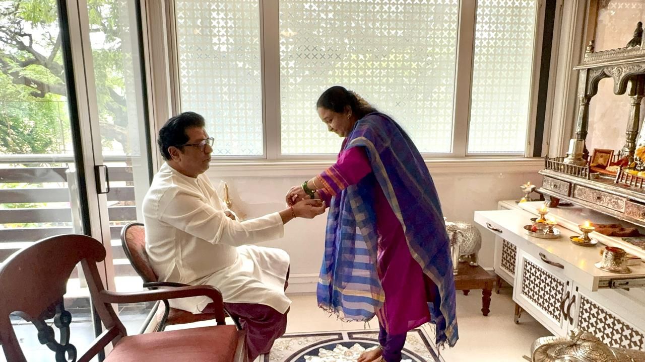 राज ठाकरे यांच्या बहिणीने त्यांना औक्षण करून राखी बांधली आणि त्यांच्या हा खास क्षणाचे फोटो सध्या व्हायरल होत आहेत 