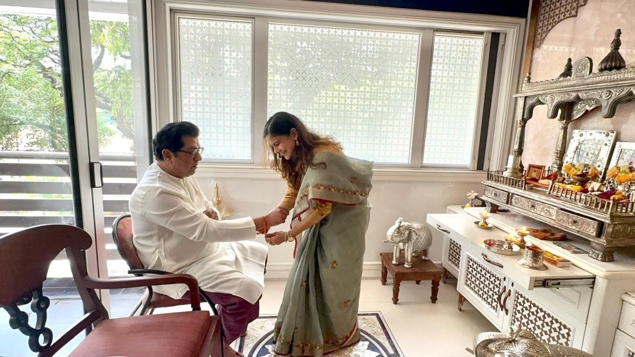 नयन शाह यांच्या पत्नी हेतल शाह यांनीदेखील राज ठाकरे यांना या क्षणी ओवाळून राखी बांधलेली दिसून येत आहे 
