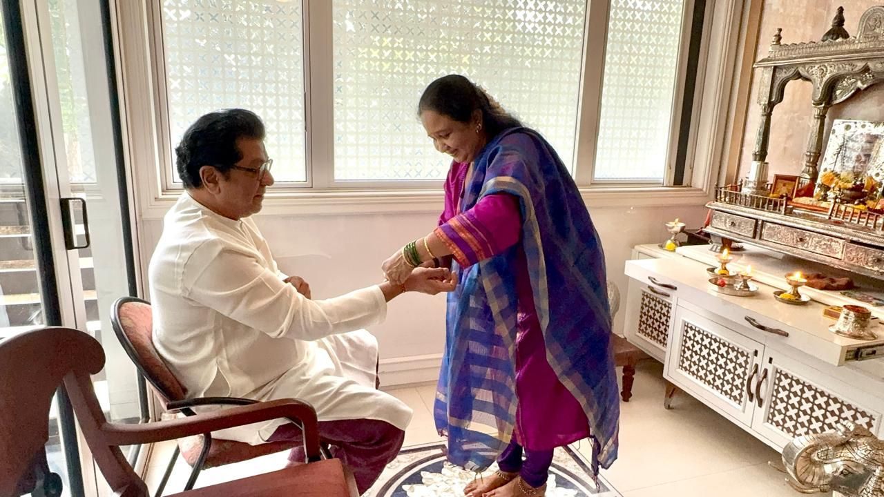 या कौटुंबिक सोहळ्याचे हे आनंदी क्षण सध्या सोशल मीडियावर फोटो आणि व्हिडिओ स्वरूपात व्हायरल होत असल्याचे दिसून येत आहे 