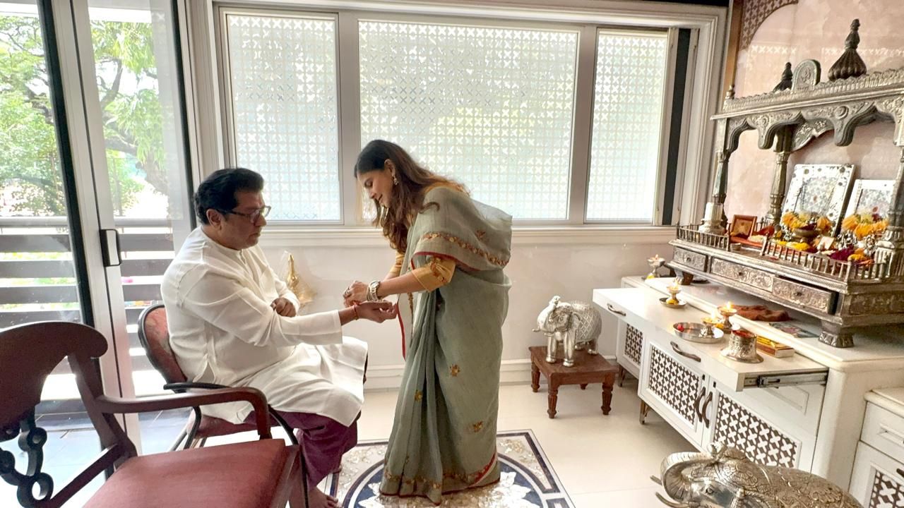 रक्षाबंधनाचा हा खास दिवस आपल्या बहिणींबरोबर राज ठाकरे यांनी अगदी पारंपरिक पद्धतीने साजरा केल्याचे पहायला मिळाले 