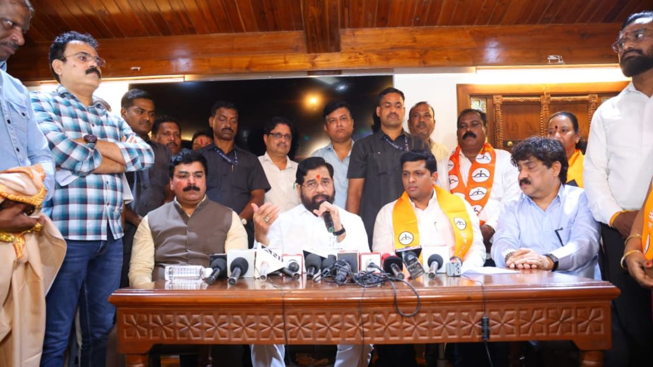 Thane News Big Blow To Thackeray Group Former Corporator Ramdas Kamble Joins Shinde Group