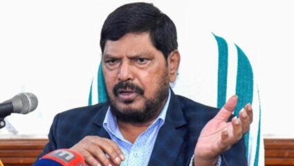 …तर आम्ही महायुतीतून बाहेर पडू; आरपीआयच्या आठवले गटाचा इशारा