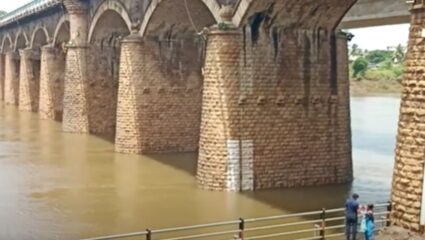 Sangli : मुसळधार पावसामुळे साचलेला गाळ, कचरा काढून औषध फवारणी करण्याचे काम