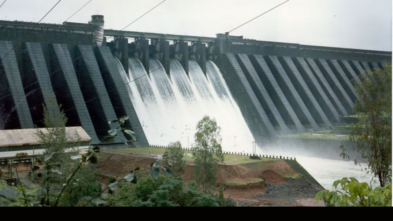 कोयना धरणाच्या छत्रपती शिवाजी महाराज जलाशय पाणलोट क्षेत्रातील पाऊस प्रचंड वाढल्यामुळे धरणातील पाणीपातळी नियंत्रित ठेवण्यासाठी मंगळवारी सकाळी ११ वाजता कोयना धरणाचे ६ वक्र दरवाजे ८ फुटांवरून ९ फूट उघडून नदीपात्रात प्रतिसेंकद ६५ हजार ६०० क्युसेक्स पाण्याचा विसर्ग सोडण्यात आला. 