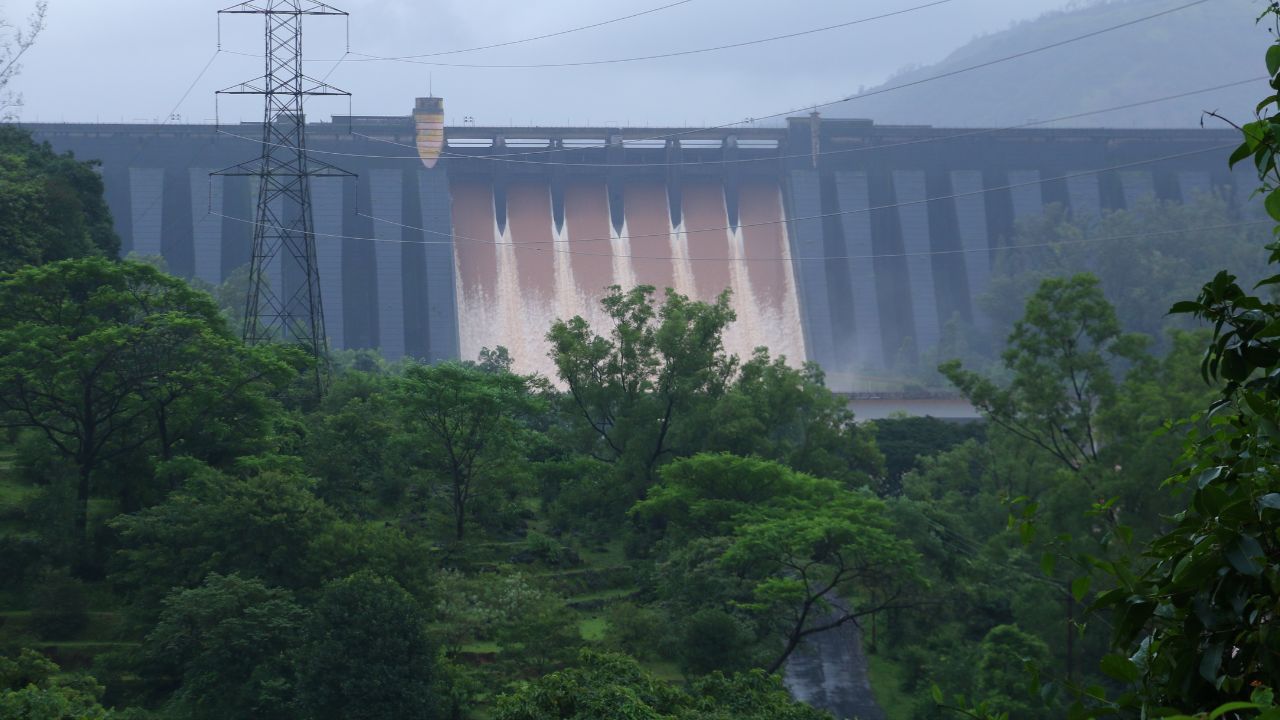 नदीपात्रात एकूण ६७,७०० क्युसेक पाण्याचा विसर्ग सुरू झाला होता. मात्र तरीही धरणातील पाणी वाढत असल्याने दुपारी ३ वाजता दरवाजे ११ फूट उघडून नदीपात्रात पायथा वीजगृह व दरवाजे असा एकूण ८० हजार ५०० क्युसेक्स विसर्ग सुरू झाला आहे. 