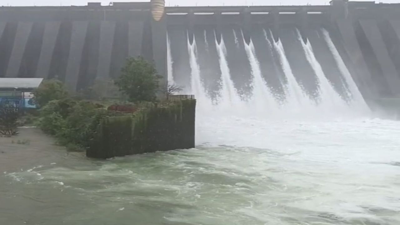 कोयना नदी परिसरात निर्माण झालेल्या पूरस्थितीमुळे पाटण शहरालगतचा मुळगाव पूल पाण्याखाली गेला आहे. मुळगाव, ता. पाटण येथील पाण्याखाली गेलेला पूलाचे फोटो देखील समोर आले आहेत. 