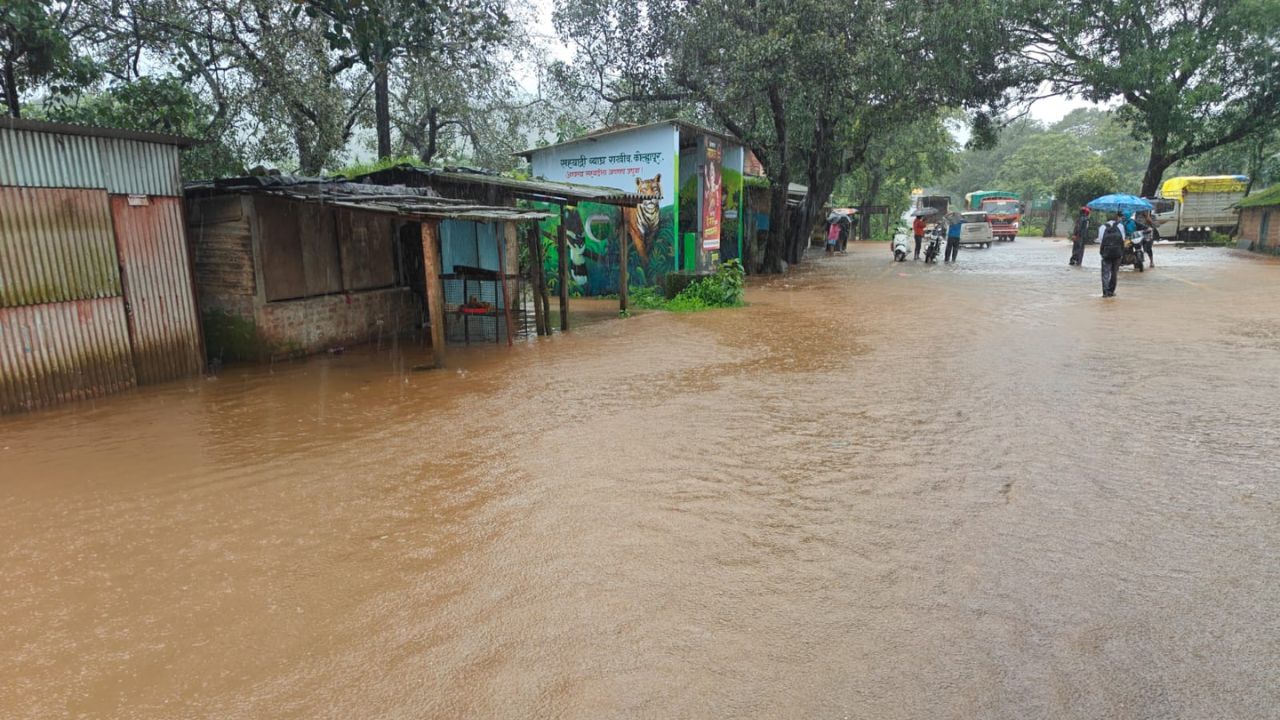 कोयनानगर जवळील हेळवाक येथील कराड चिपळूण मार्गावर रस्त्यावर पाणी आले असून पुढे कुंभार्ली घाटात दरड कोसळली आहे. तसेच चिपळूण जवळील खेर्डी येथेही या मार्गावर मोठ्या प्रमाणात पाणी साचल्याने कराड चिपळूण मार्ग वाहतुकीसाठी बंद करण्यात आला आहे. 