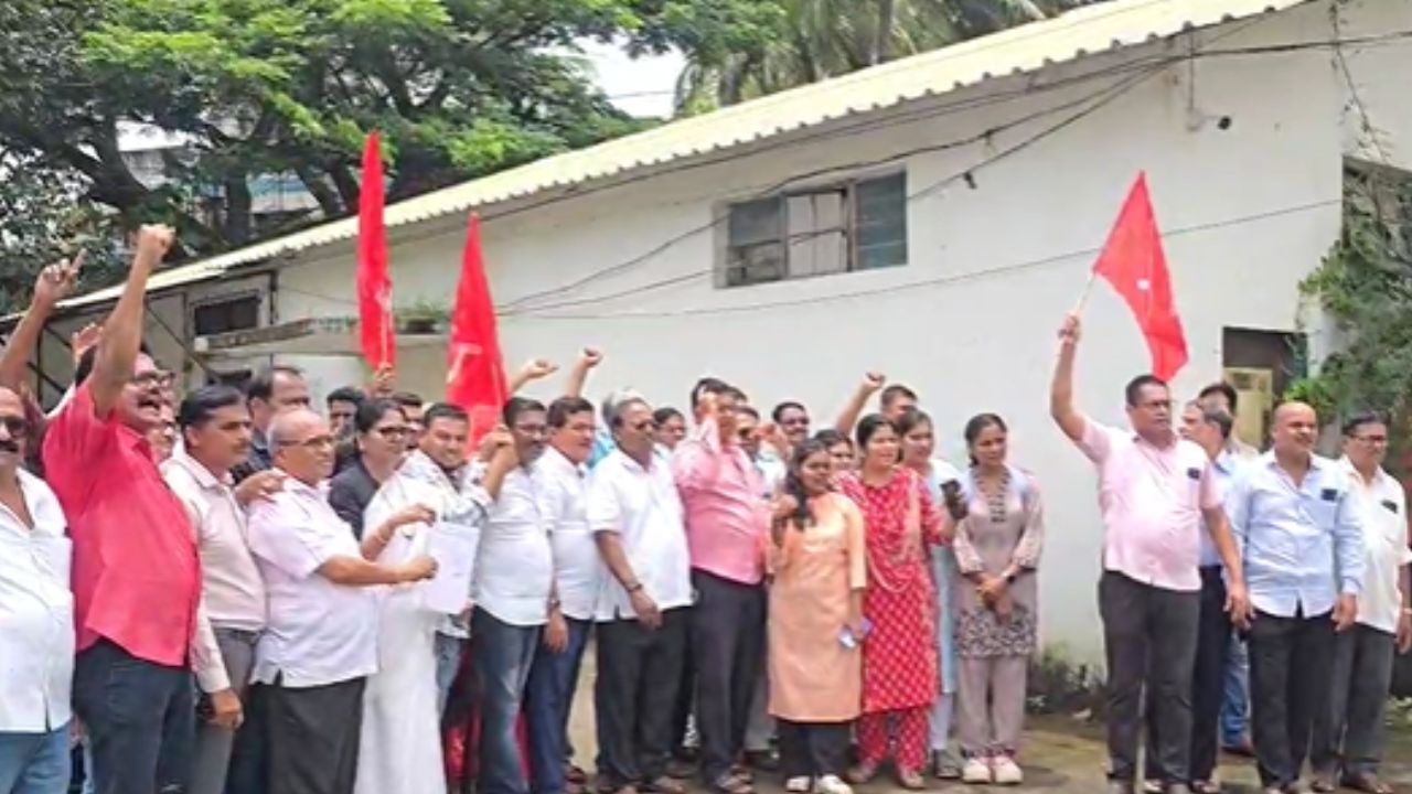 Raigad News Shekap Attacks Against Smart Meters Protest In Front Of Mahavitaran Office