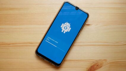 Smartphone Tips: स्मार्टफोन अपडेट करणं टाळतायं? लवकरच तुमचा महागडा मोबालईही बनू शकतो भंगार, काय म्हणाले तज्ज्ञ?