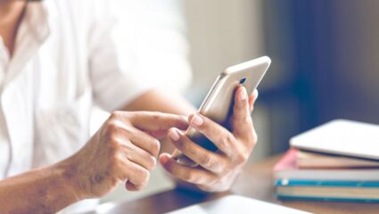 Tech Tips: पावसाळ्यात स्मार्टफोनचा वापर करणं ठरू शकतं धोकादायक, क्षणातच होऊ शकतो ब्लास्ट! या टिप्स करा फॉलो